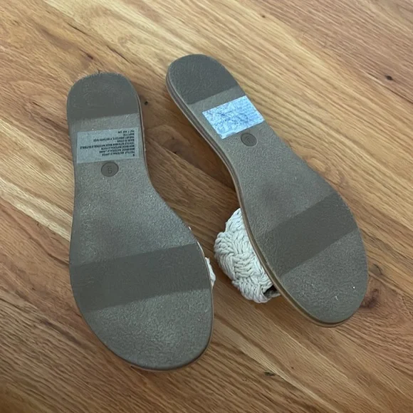 Universal Thread Sandals - Picture 2 of 2